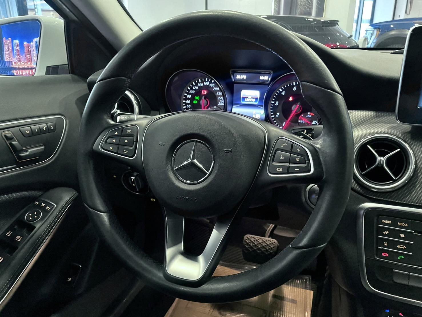 BENZ GLA180