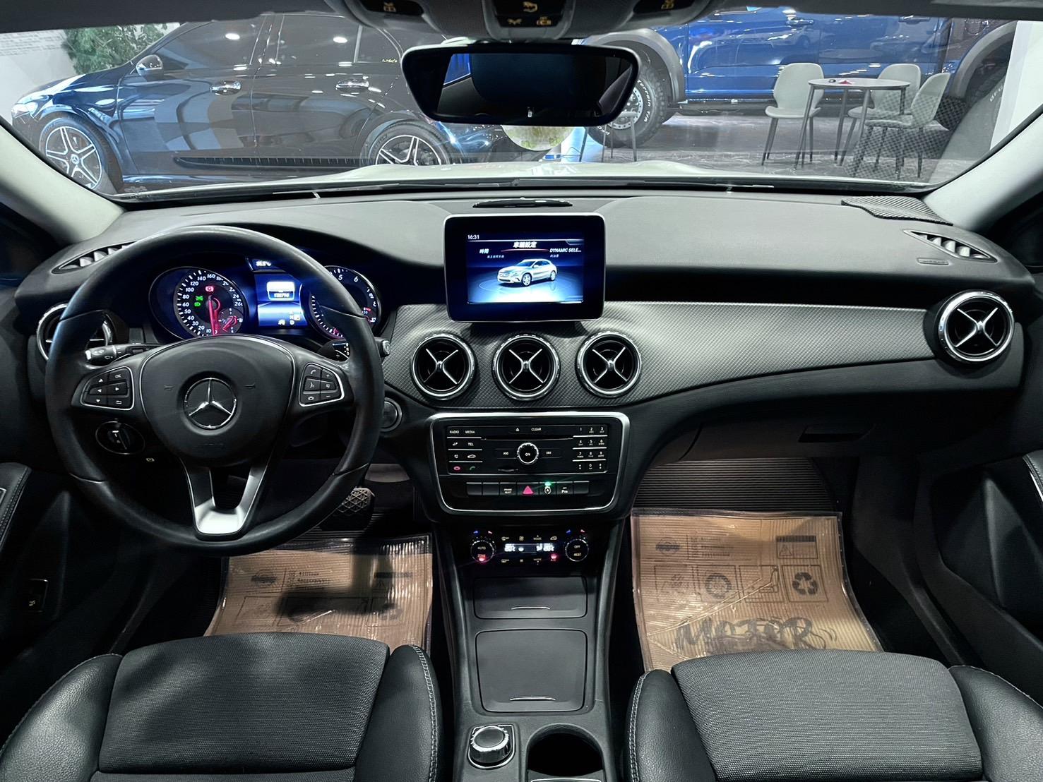 BENZ GLA180